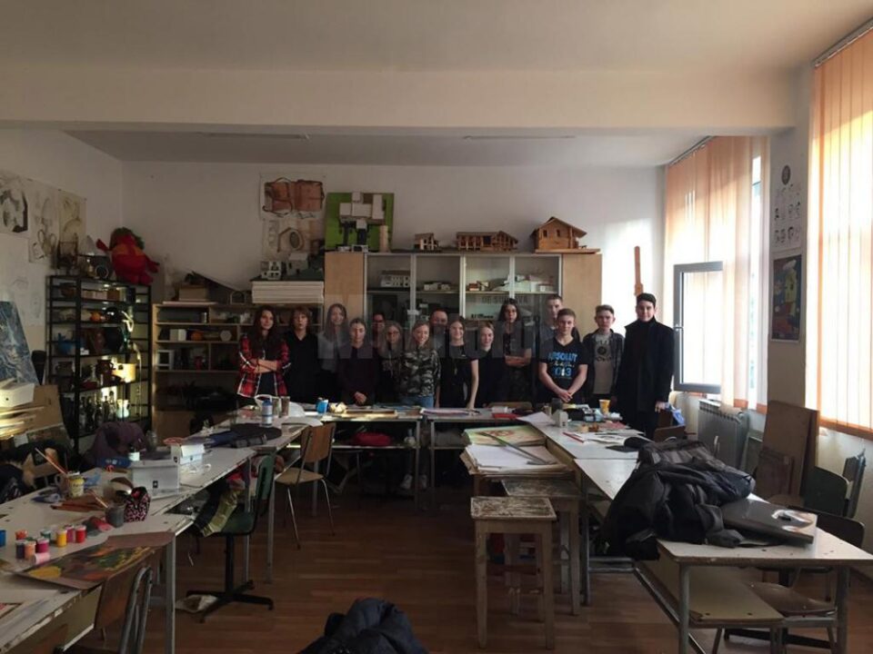 Grupa de Arte Plastice din clasa a VIII-a B a Colegiului de Artă ,,Ciprian Porumbescu” Suceava