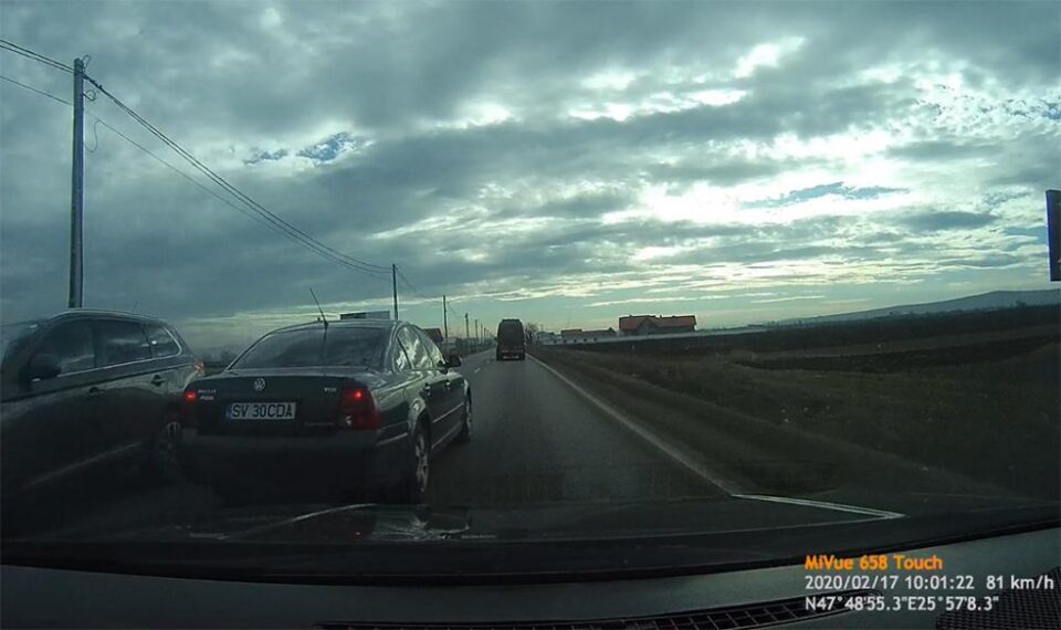 Accident evitat de doi șoferi cu capul pe umeri în urma unei depășiri kamikaze