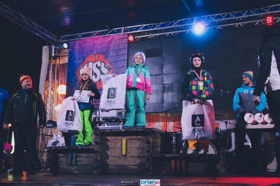 Copii premiați pe scena de la Vatra Dornei, după concursul de schi