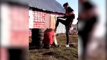 Iubitul fetei a pus-o în genunchi pe cărbuni încinși