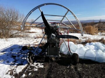 O motoparapantă cu țigări din Ucraina a căzut pe un ogor din Șerbăuți