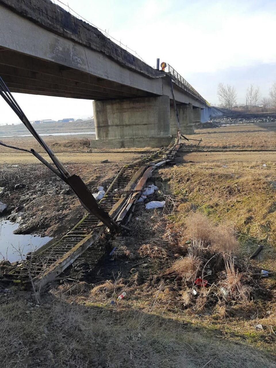 Balustrada și trotuarul s-au prăbușit