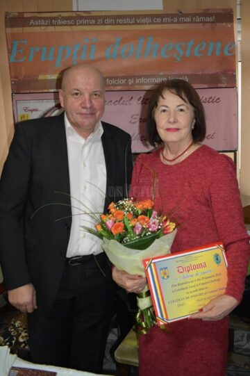 Primarul Cristi Bărculescu i-a înmânat farmacistei Maria Mitocaru titlul de Cetățean de Onoare al comunei