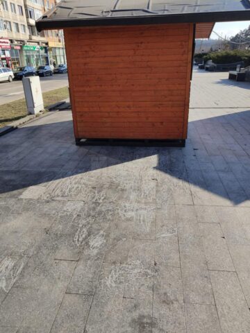 Granit distrus, grăsime și zoaie pe esplanada din centrul Sucevei, după tarabele la care s-a pregătit mâncare