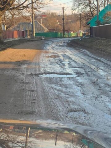 Gropi și nămol pe post de drum comunal, între Zvoriștea și Slobozia