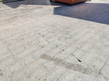 Granit distrus, grăsime și zoaie pe esplanada din centrul Sucevei, după tarabele la care s-a pregătit mâncare