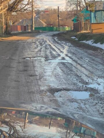 Gropi și nămol pe post de drum comunal, între Zvoriștea și Slobozia