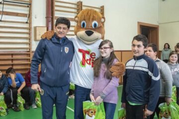 Cupa Tymbark Junior la Vatra Dornei. M. Belodedici a antrenat echipa fetelor de la U8 și a îndemnat copiii să facă mișcare.