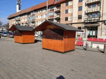 Granit distrus, grăsime și zoaie pe esplanada din centrul Sucevei, după tarabele la care s-a pregătit mâncare