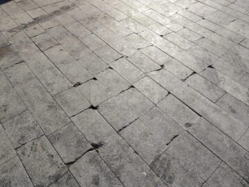 Granit distrus, grăsime și zoaie pe esplanada din centrul Sucevei