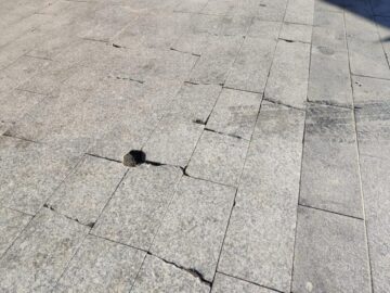 Granit distrus, grăsime și zoaie pe esplanada din centrul Sucevei, după tarabele la care s-a pregătit mâncare