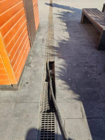 Granit distrus, grăsime și zoaie pe esplanada din centrul Sucevei, după tarabele la care s-a pregătit mâncare