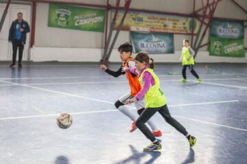 Cupa Tymbark Junior la Vatra Dornei. M. Belodedici a antrenat echipa fetelor de la U8 și a îndemnat copiii să facă mișcare.