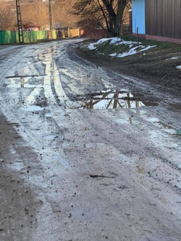 Drumul comunal Slobozia – Zvoriștea, plin de gropi și nămol
