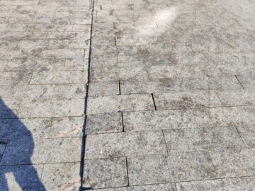 Granit distrus, grăsime și zoaie pe esplanada din centrul Sucevei, după tarabele la care s-a pregătit mâncare