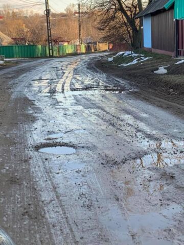Gropi și nămol pe post de drum comunal, între Zvoriștea și Slobozia