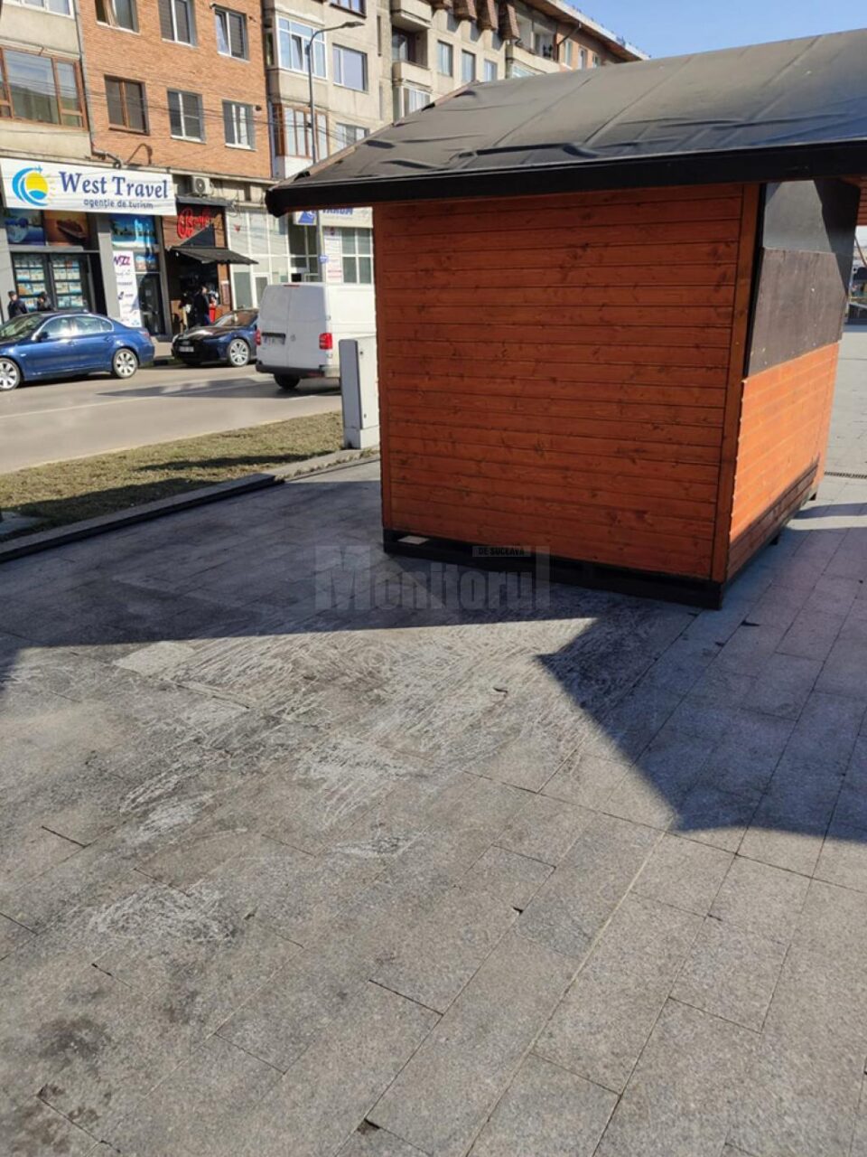 Granit distrus, grăsime și zoaie pe esplanada din centrul Sucevei