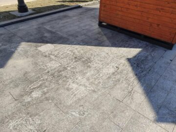 Granit distrus, grăsime și zoaie pe esplanada din centrul Sucevei, după tarabele la care s-a pregătit mâncare