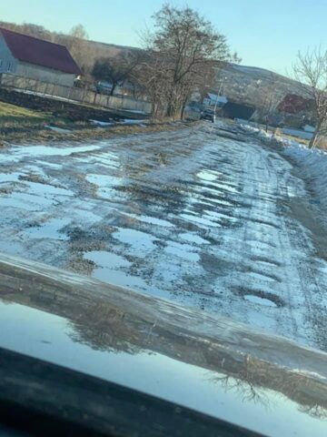 Drumul comunal Slobozia – Zvoriștea, plin de gropi și nămol
