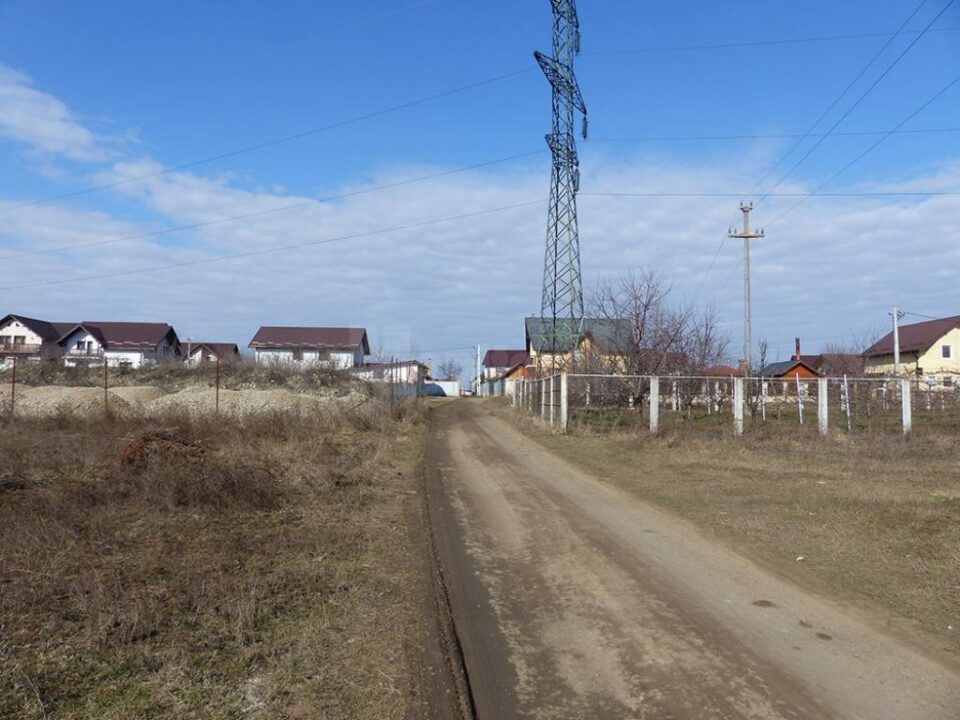 Așa arată strada Florilor, drum public
