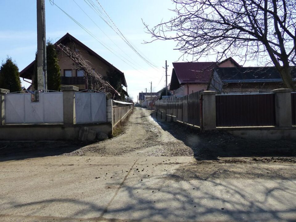 Intrarea extrem de îngustă de pe strada Florilor