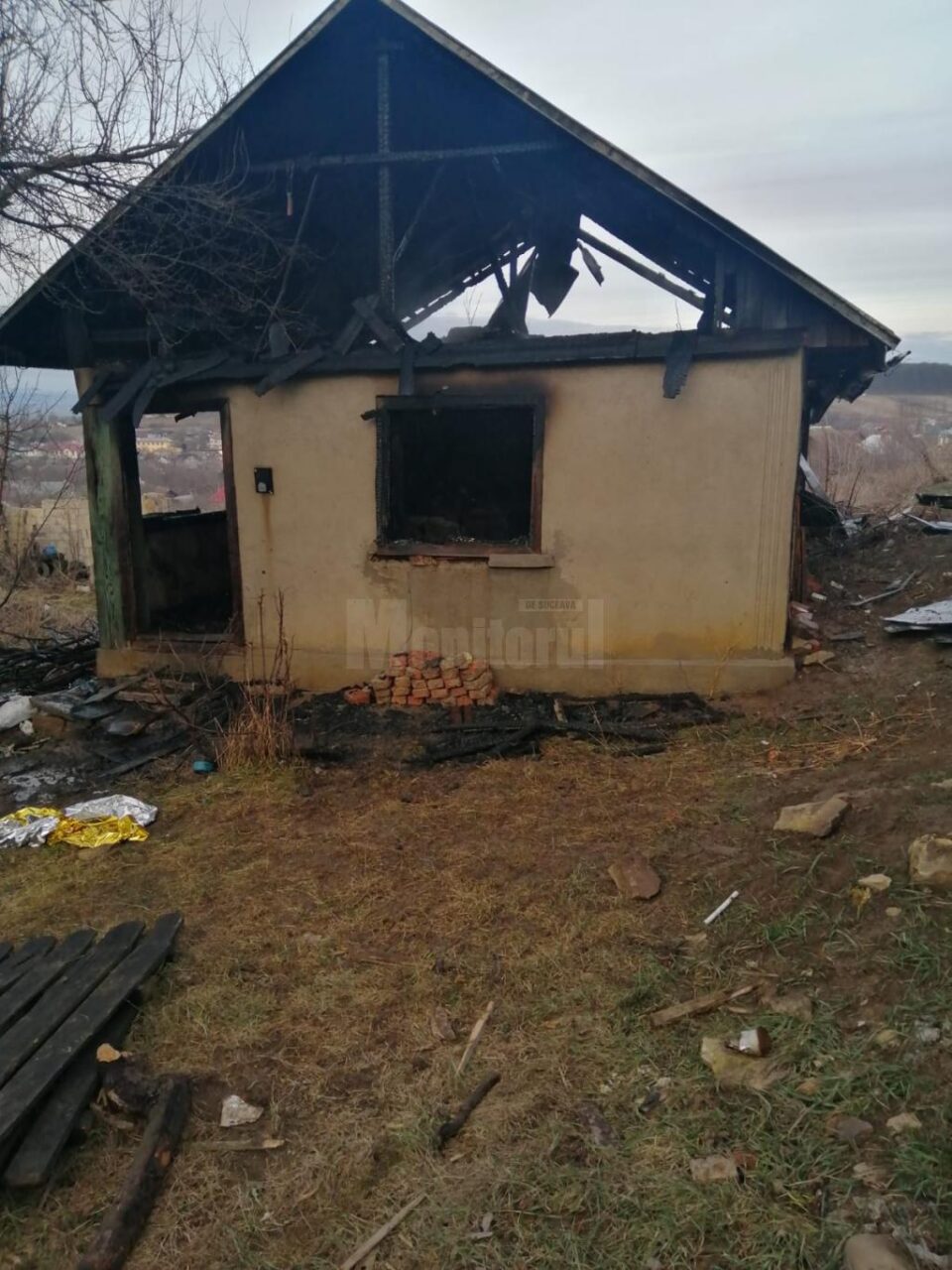 Septuagenarul a murit carbonizat în propria casă după ce aceasta a fost cuprinsă de un incendiu puternic