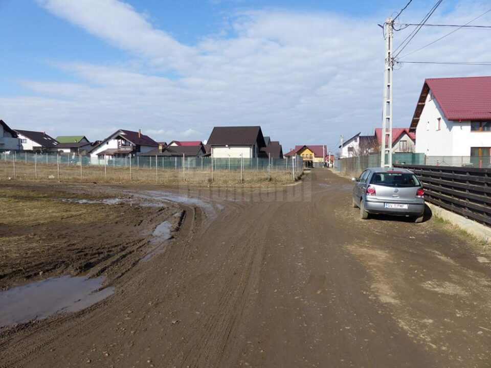 O stradă desfundată de 2 metri și un pic, coșmarul celor care stau într-un cartier de vile din Sf. Ilie Nou