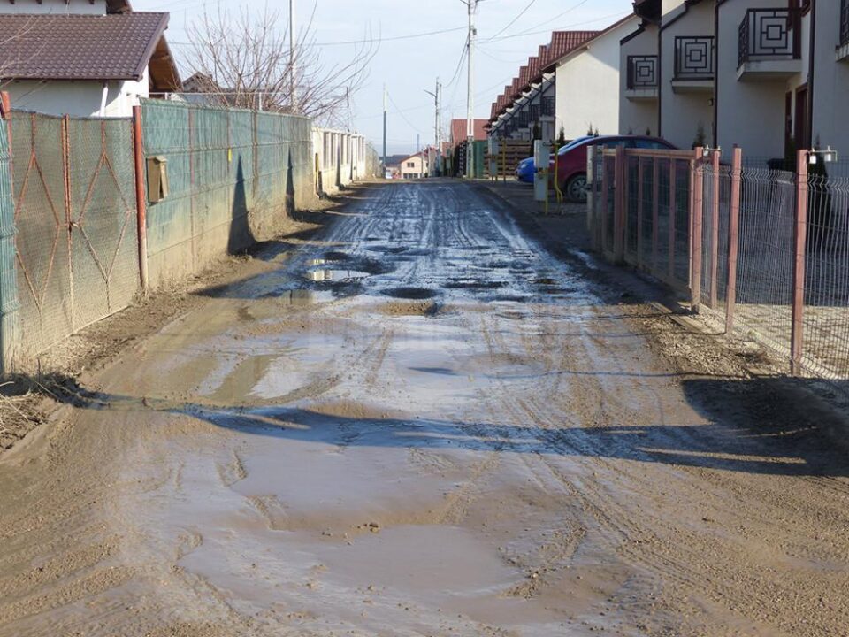 O stradă desfundată de 2 metri și un pic, coșmarul celor care stau într-un cartier de vile din Sf. Ilie Nou