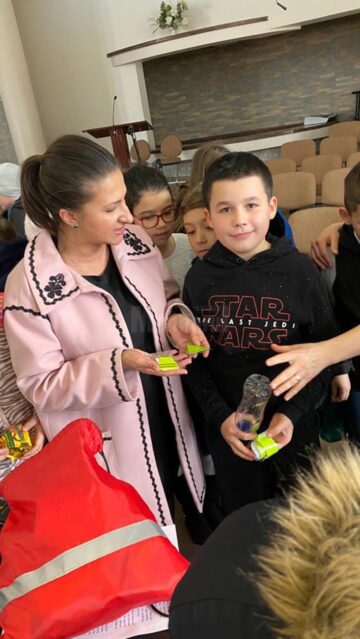 Veste și obiecte reflectorizante pentru elevi, în cadrul unei campanii plecate de la un accident mortal la Cumpărătura