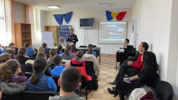 Veste și obiecte reflectorizante pentru elevi, în cadrul unei campanii plecate de la un accident mortal la Cumpărătura