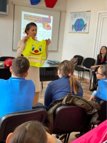 Veste și obiecte reflectorizante pentru elevi, în cadrul unei campanii plecate de la un accident mortal la Cumpărătura