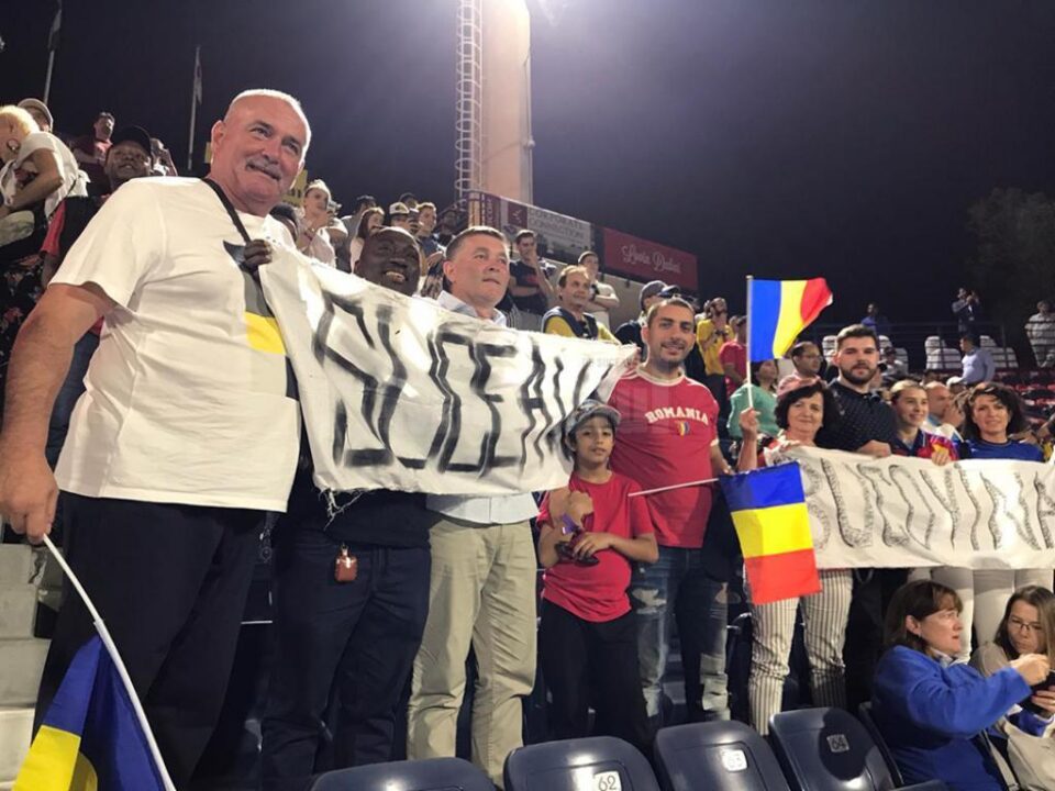 Gheorghe Niță, Mihai Flutur și familiile lor, susținând-o pe Simona