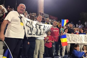 Gheorghe Niță, Mihai Flutur și familiile lor, susținând-o pe Simona