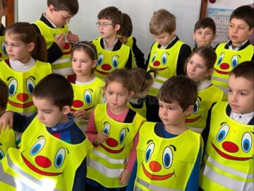 Veste și obiecte reflectorizante pentru elevi, în cadrul unei campanii plecate de la un accident mortal la Cumpărătura