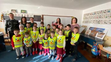 Veste și obiecte reflectorizante pentru elevi, în cadrul unei campanii plecate de la un accident mortal la Cumpărătura