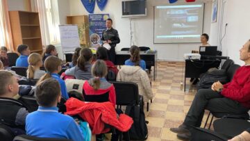 Veste și obiecte reflectorizante pentru elevi, în cadrul unei campanii plecate de la un accident mortal la Cumpărătura