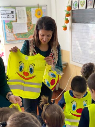 Veste și obiecte reflectorizante pentru elevi, în cadrul unei campanii plecate de la un accident mortal la Cumpărătura