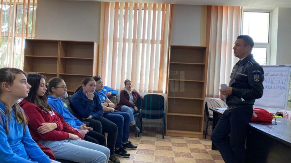 Politistii s-au aflat in mijlocul elevilor, transmitandu-le pericolele la care se pot expune pe internet Politistii s-au aflat in mijlocul elevilor, transmitandu-le pericolele la care se pot expune pe internet