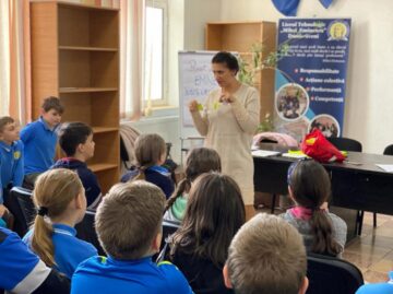 Veste și obiecte reflectorizante pentru elevi, în cadrul unei campanii plecate de la un accident mortal la Cumpărătura