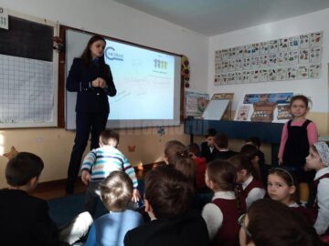 Veste și obiecte reflectorizante pentru elevi, în cadrul unei campanii plecate de la un accident mortal la Cumpărătura