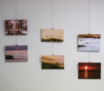 Fotografii-poveste, muzică folk și mulți prieteni, la vernisajul expoziției semnate de Lăcrămioara Georgeta Samson
