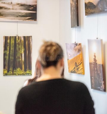 Fotografii-poveste, muzică folk și mulți prieteni, la vernisajul expoziției semnate de Lăcrămioara Georgeta Samson