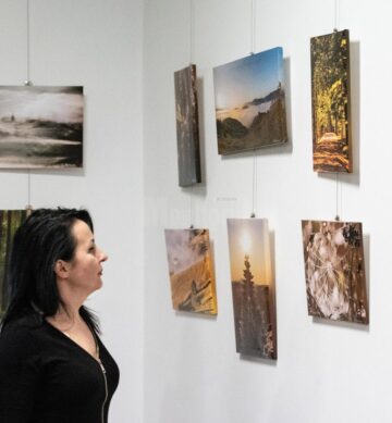 Fotografii-poveste, muzică folk și mulți prieteni, la vernisajul expoziției semnate de Lăcrămioara Georgeta Samson
