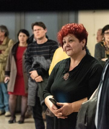 Fotografii-poveste, muzică folk și mulți prieteni, la vernisajul expoziției semnate de Lăcrămioara Georgeta Samson