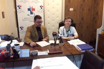 Managerul Traian Andronachi și medicul primar Angelica Popescu