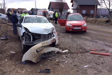 Autoturismul Ford Focus a pătruns pe contrasens și a lovit un Renault Symbol