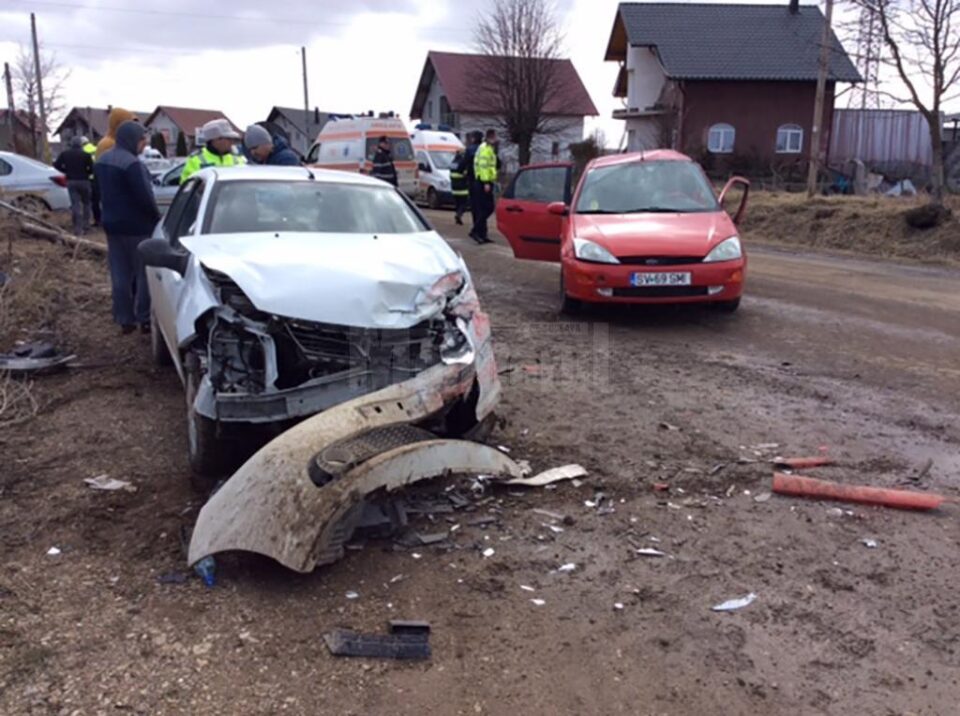 Autoturismul Ford Focus a pătruns pe contrasens și a lovit un Renault Symbol