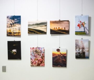 Fotografii-poveste, muzică folk și mulți prieteni, la vernisajul expoziției semnate de Lăcrămioara Georgeta Samson