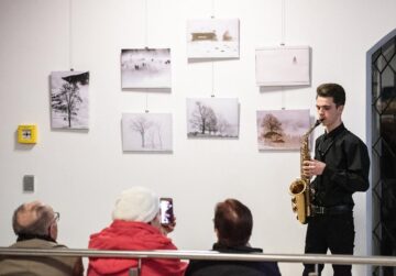 Fotografii-poveste, muzică folk și mulți prieteni, la vernisajul expoziției semnate de Lăcrămioara Georgeta Samson