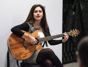 Fotografii-poveste, muzică folk și mulți prieteni, la vernisajul expoziției semnate de Lăcrămioara Georgeta Samson
